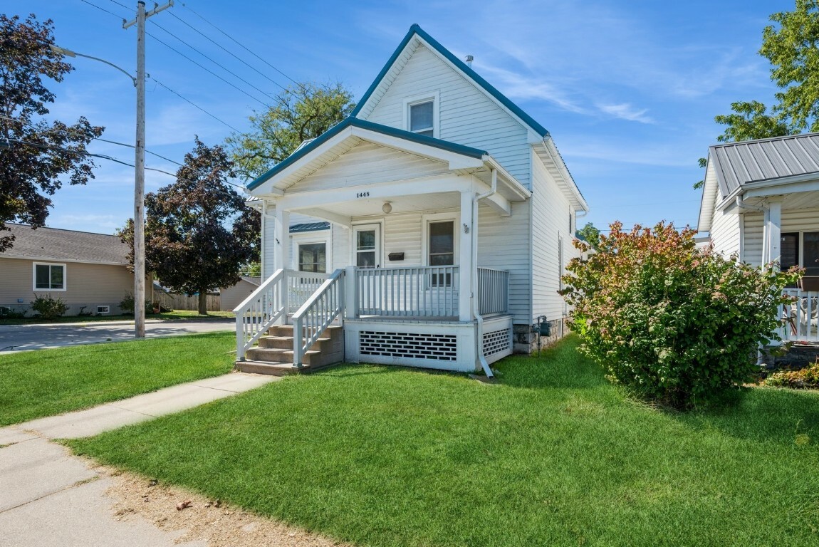 Property Photo:  1448 N St SW  IA 52404 