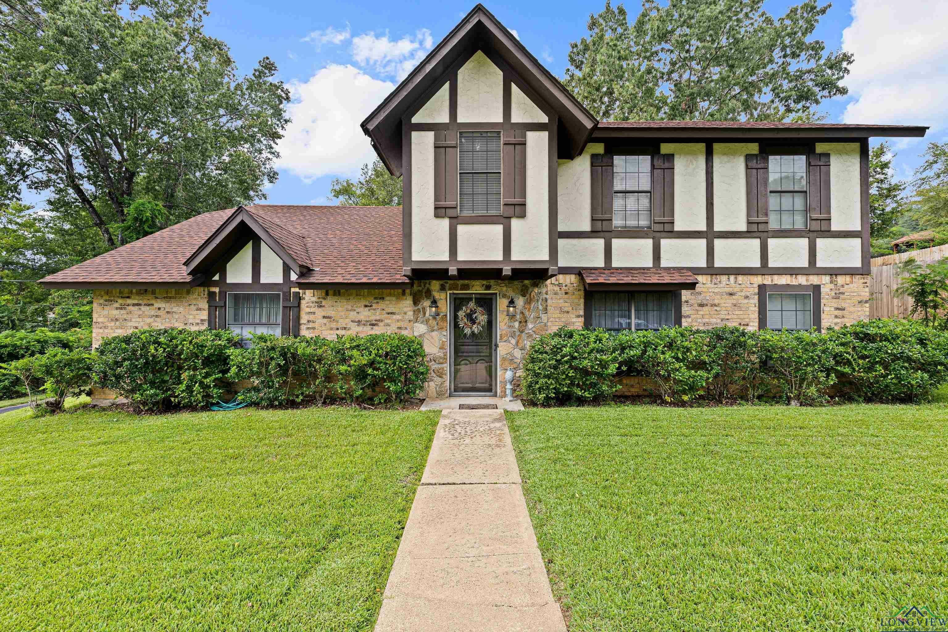 Property Photo:  1607 Willow Oak Drive  TX 75601 