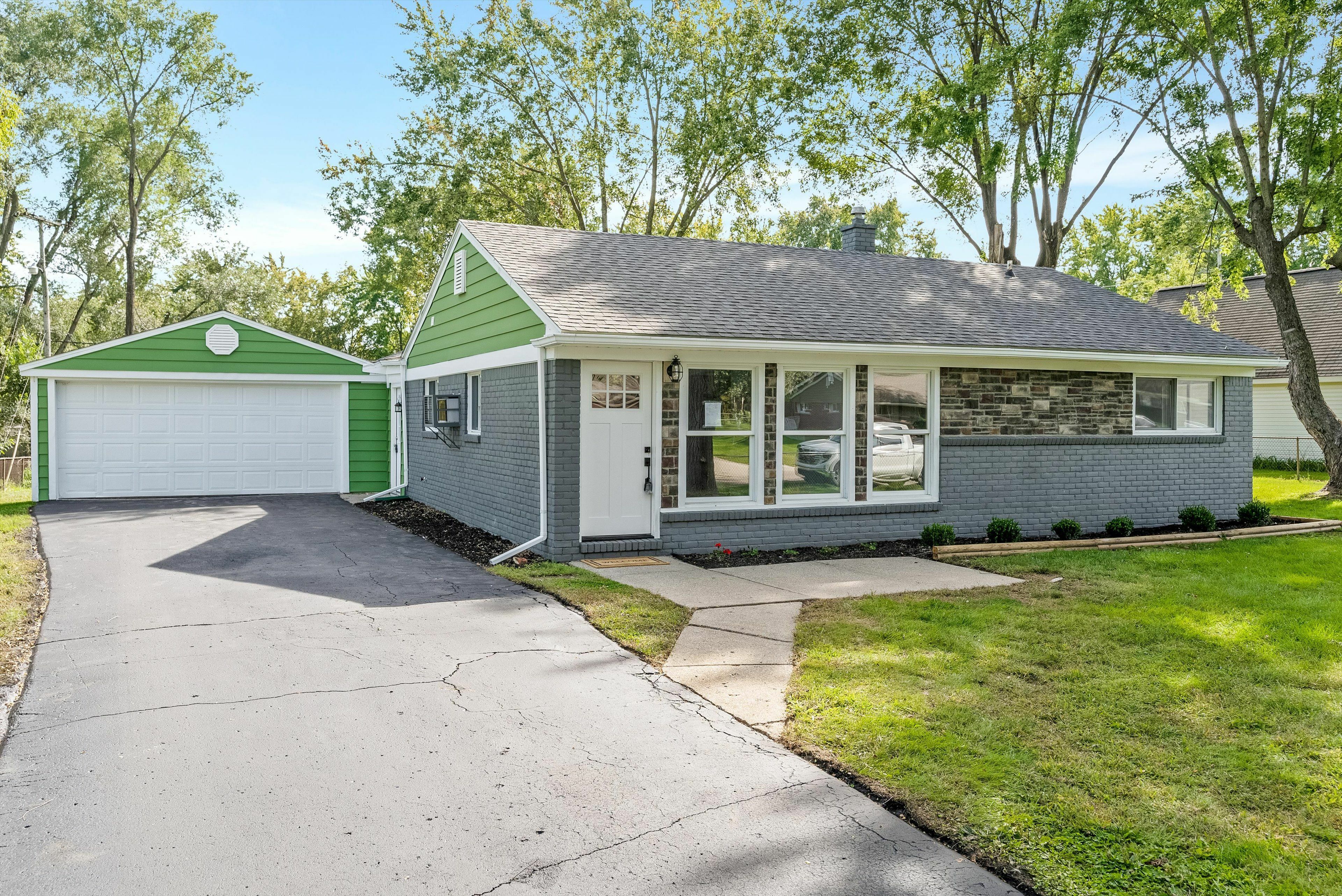 Property Photo:  4913 Rioview Drive  MI 48346 3676 