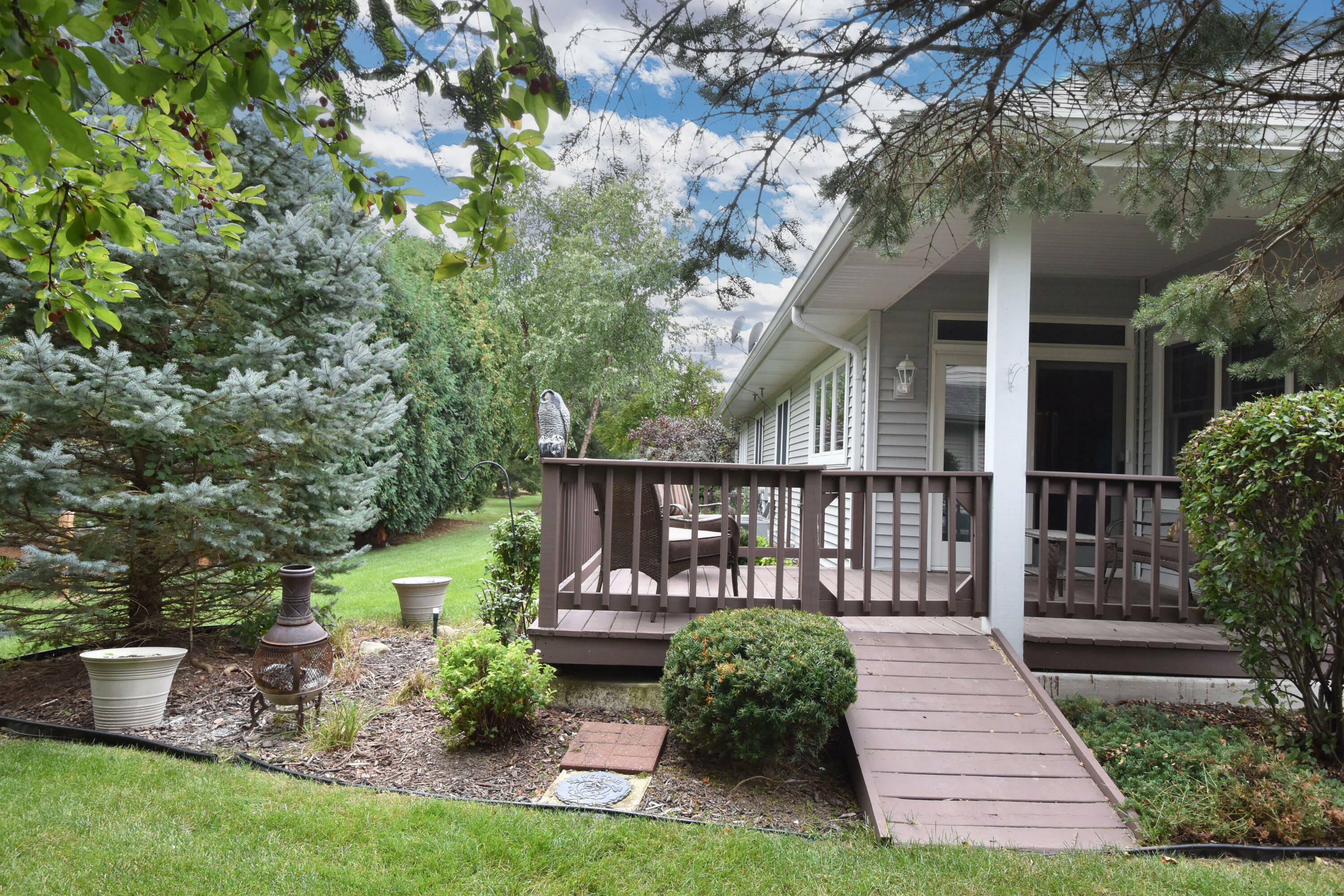 Property Photo:  492 Sutherland Cir  WI 53066 