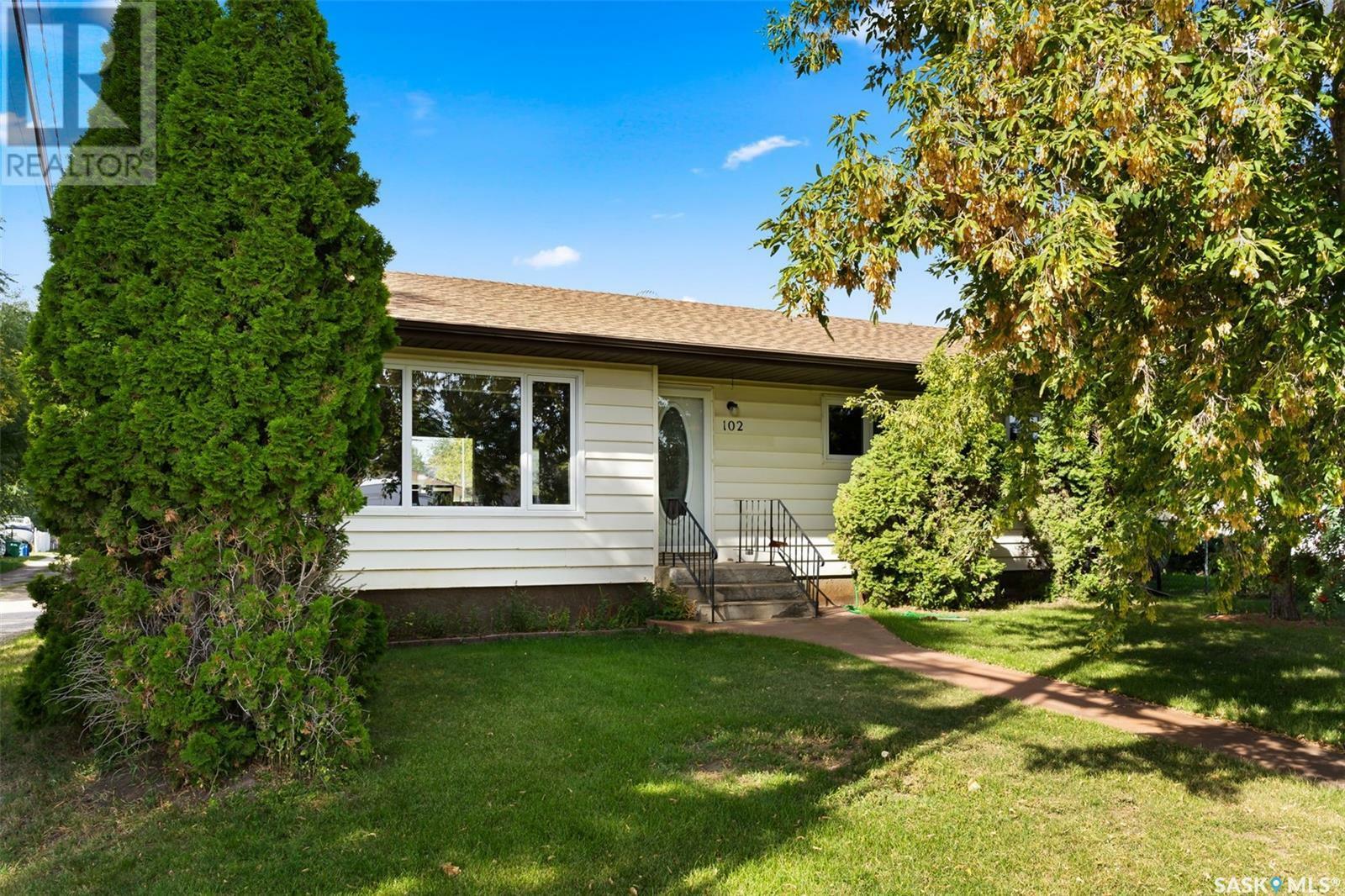 Property Photo:  102 5th Street  SK S0G 3Z0 