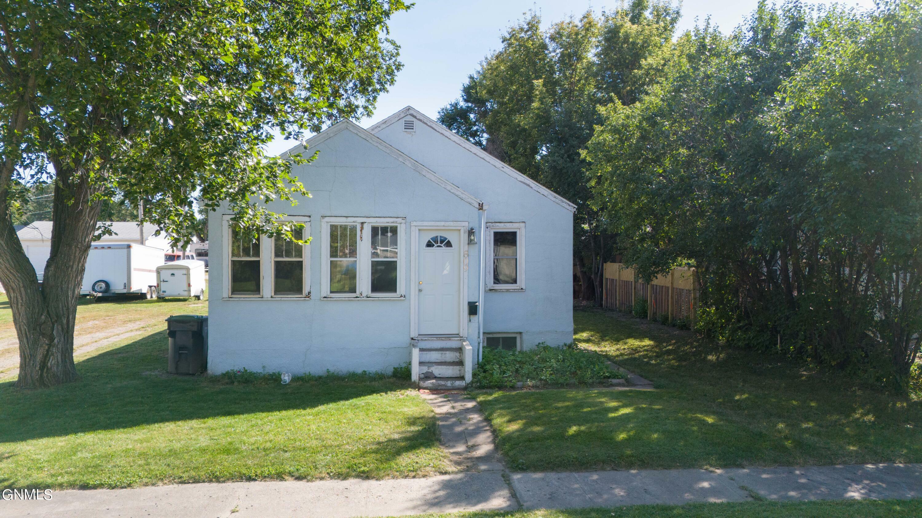 Property Photo:  809 4th Street SW  ND 58554 