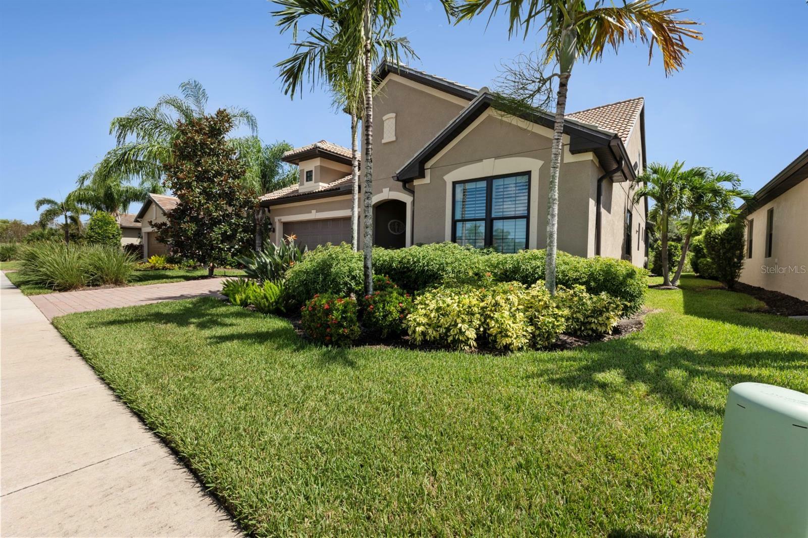 Property Photo:  5828 Pomarine Court  FL 34238 