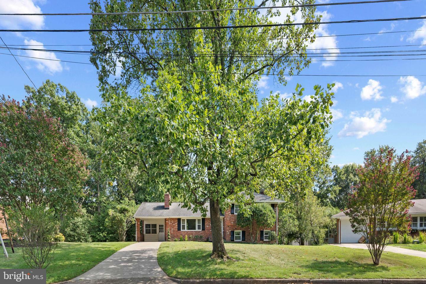 Property Photo:  5915 Merritt Place  VA 22041 