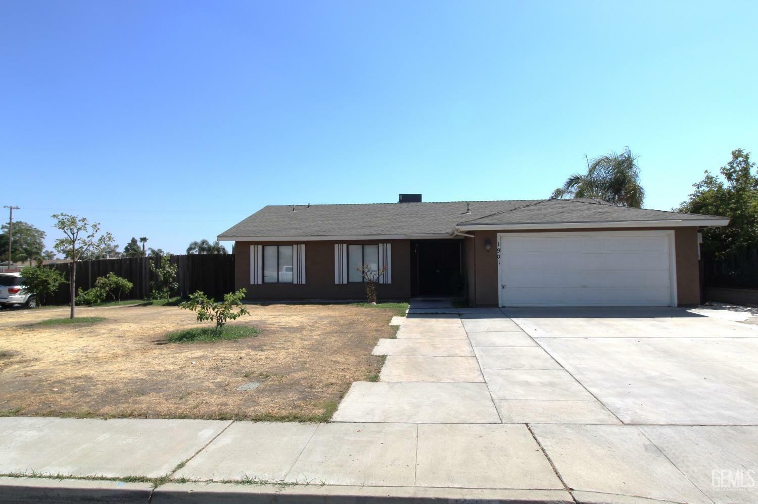 Property Photo:  1901 Springfield  CA 93304 