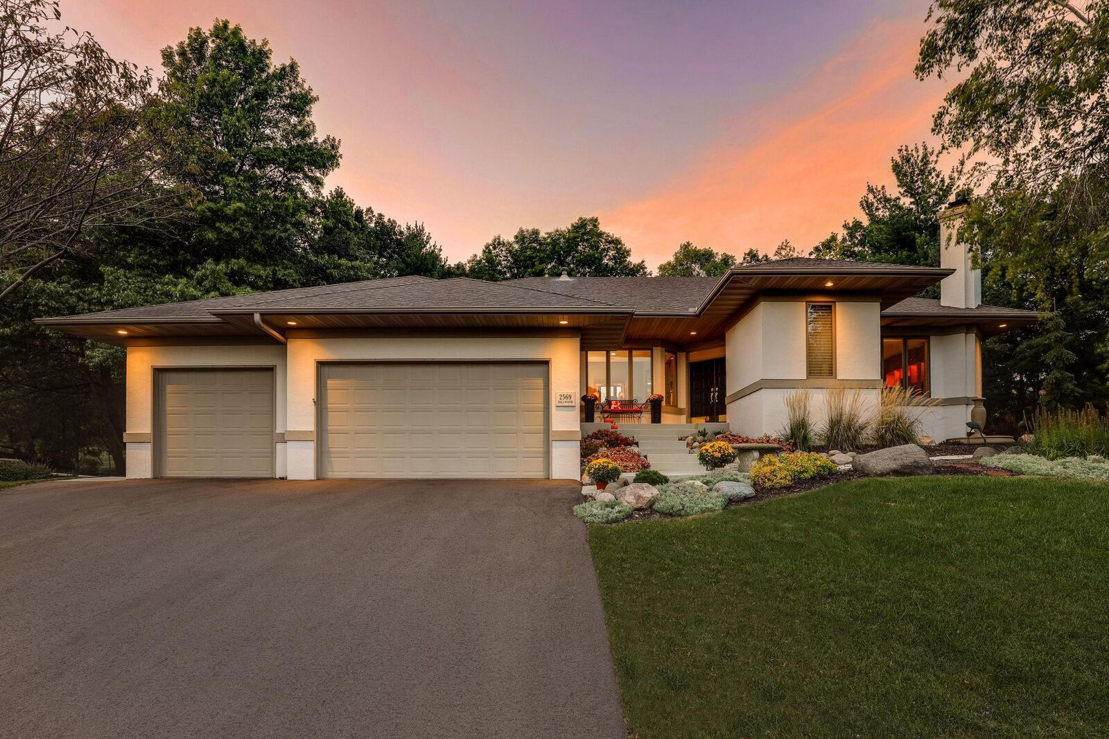 Property Photo:  2569 Hillwood Drive E  MN 55119 