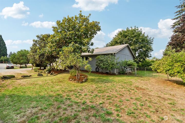 Property Photo:  717 8th St NE  WA 98002 