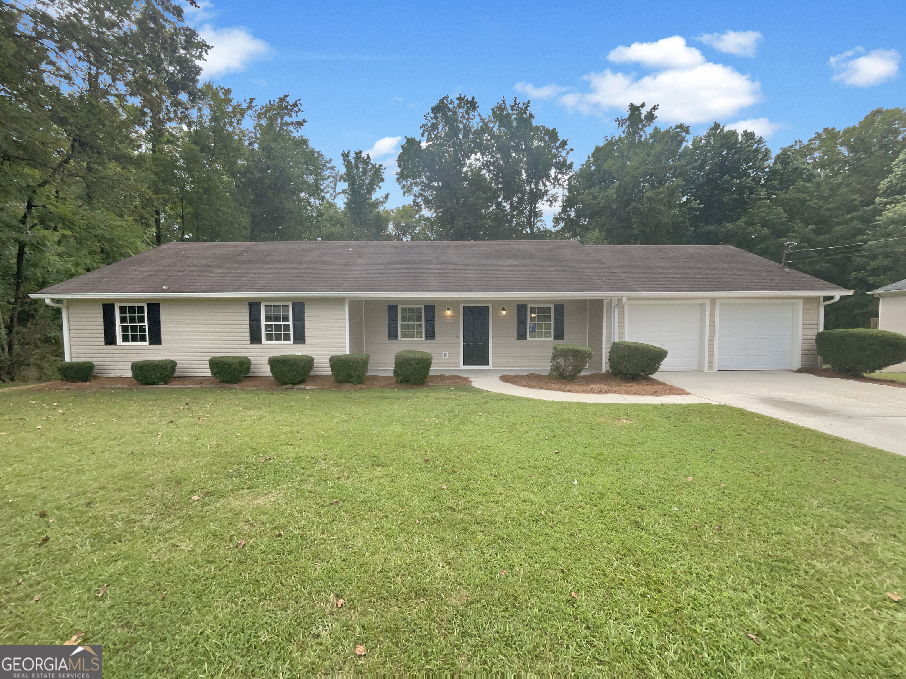 Property Photo:  10125 S Dinah Circle  GA 30014 