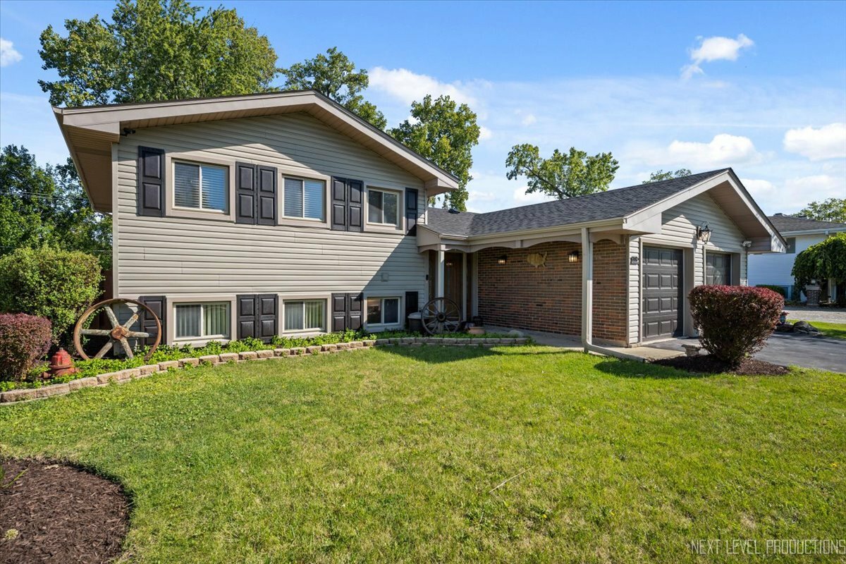 Property Photo:  20W618 22nd Street  IL 60148 