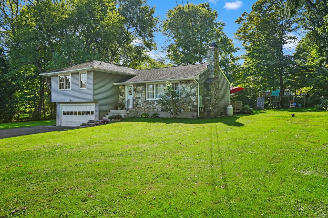 Property Photo:  6 Fox Run Lane  CT 06470 