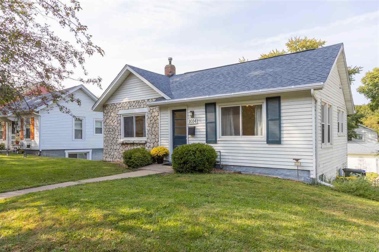 Property Photo:  1014 Friendly Ave  IA 52240 