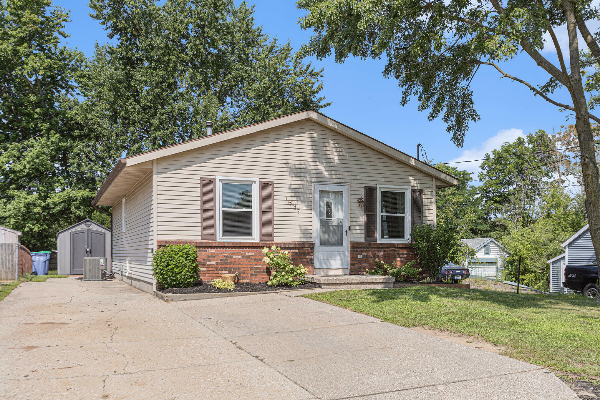 Property Photo:  1637 Hanchett Avenue NW  MI 49504 