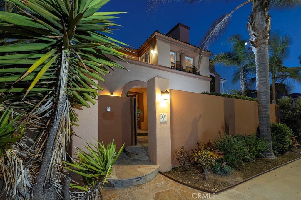 Property Photo:  304 Goldenwest Street  CA 92648 