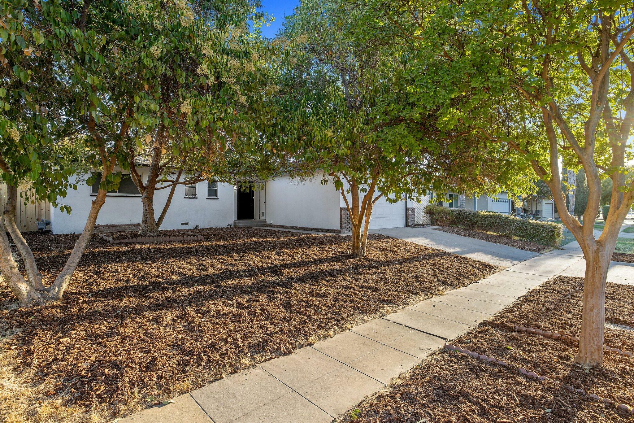 Property Photo:  2407 E Acacia Avenue  CA 93726 