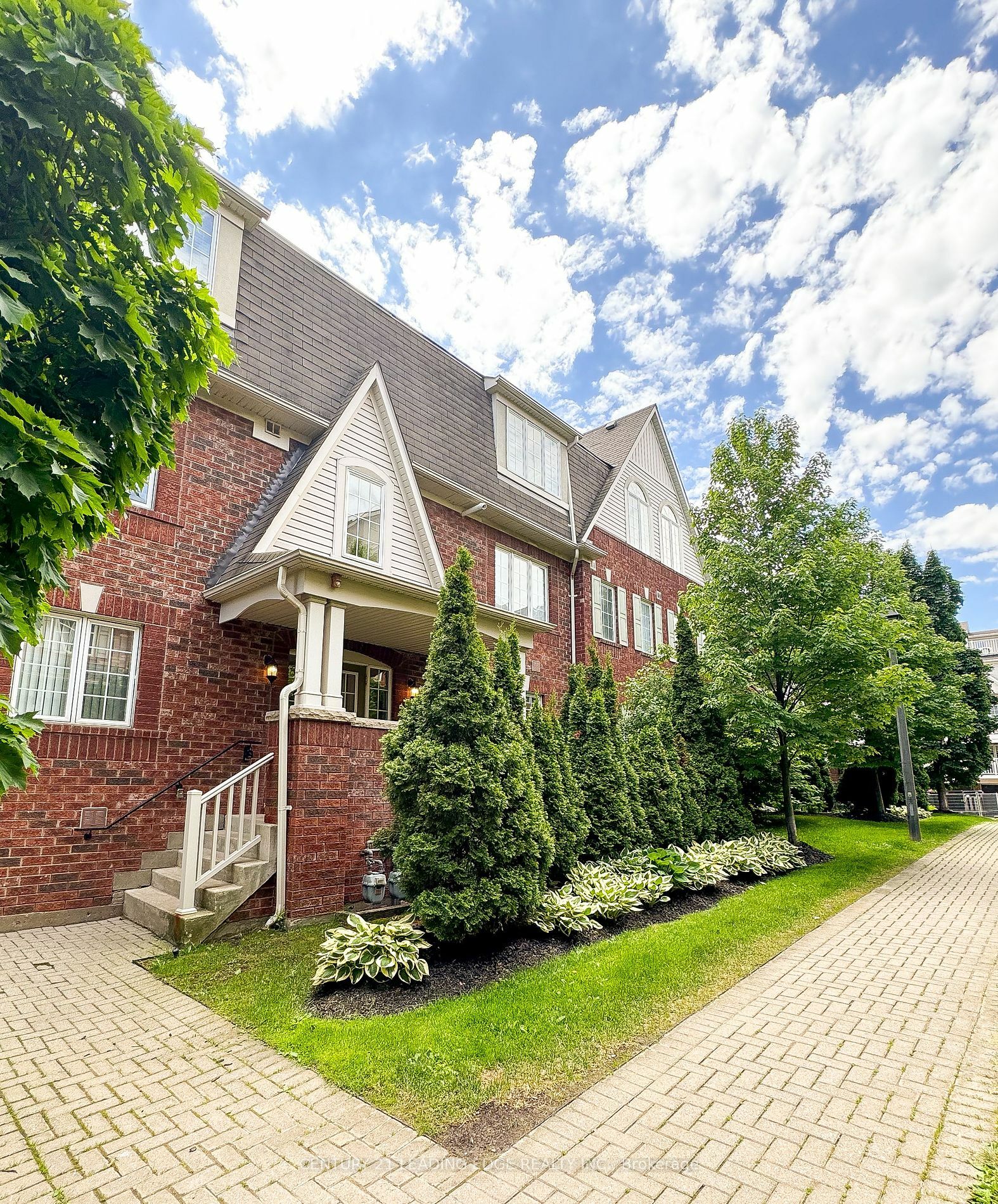 Property Photo:  760 Neighbourhood Circ 1  ON L5B 0B7 