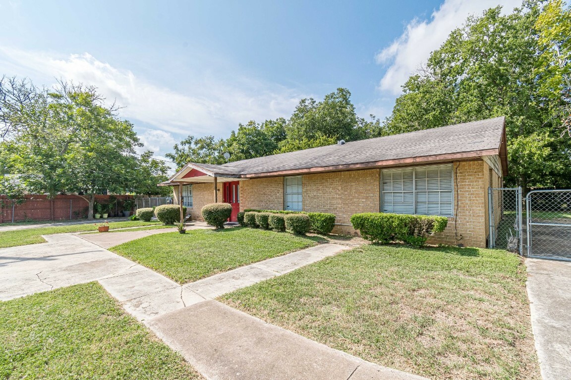 Property Photo:  607 Bramhall Street  TX 78644 