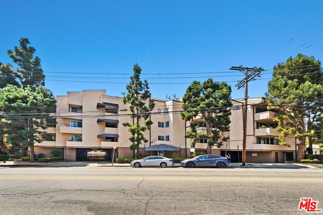 Property Photo:  725  S Barrington Ave 202  CA 90049 