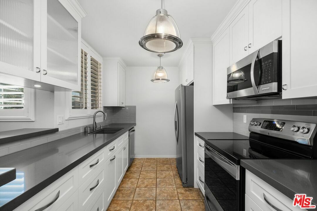 Property Photo:  725  S Barrington Ave 202  CA 90049 