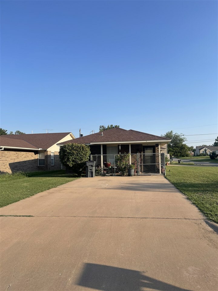 Property Photo:  1416 NW Lake Ave  OK 73507 