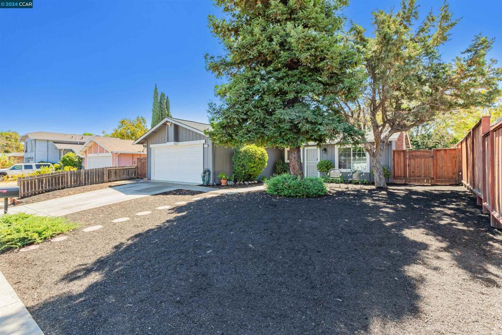 Property Photo: 122 Sharon Pl CA 94565-1542