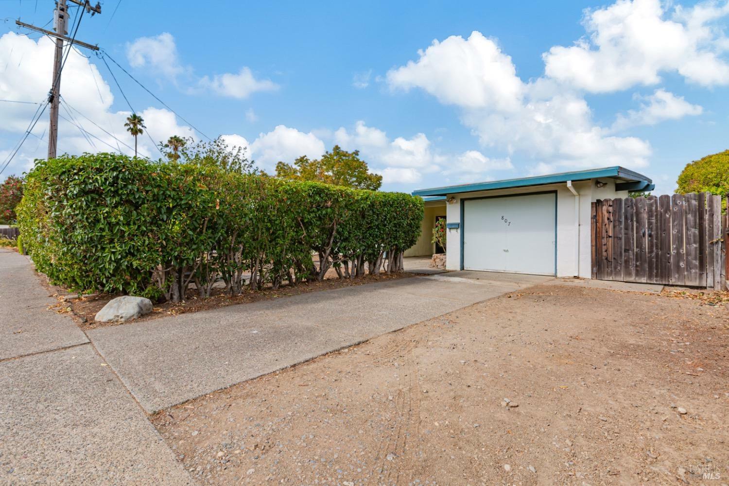 Property Photo:  807 Rincon Way  CA 94903 