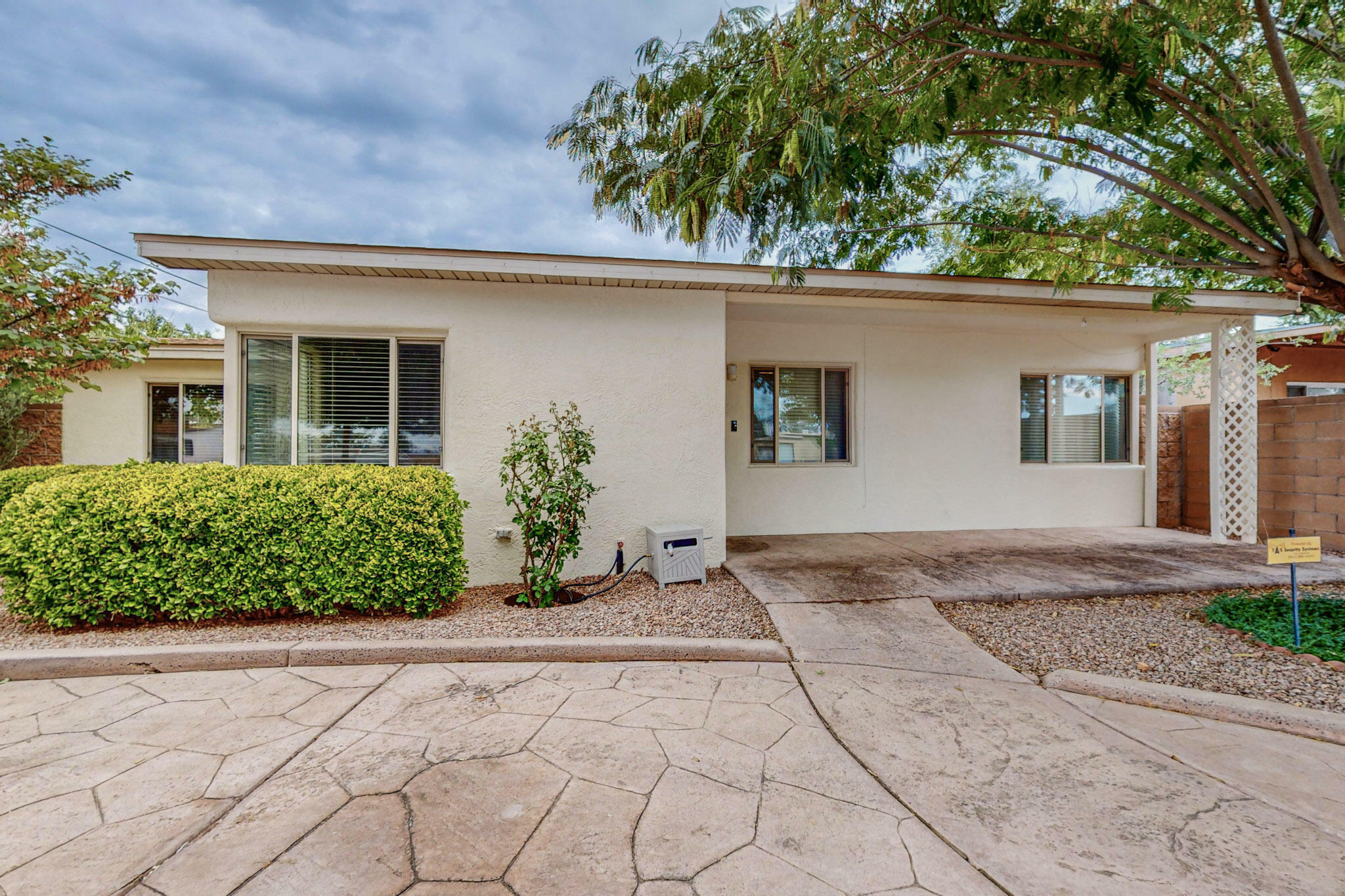 Property Photo:  2446 La Veta Drive  NM 87110 