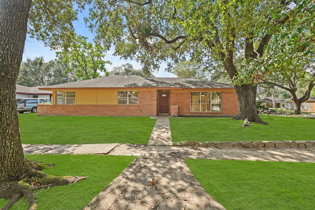 Property Photo:  8602 Robindell Drive  TX 77074 