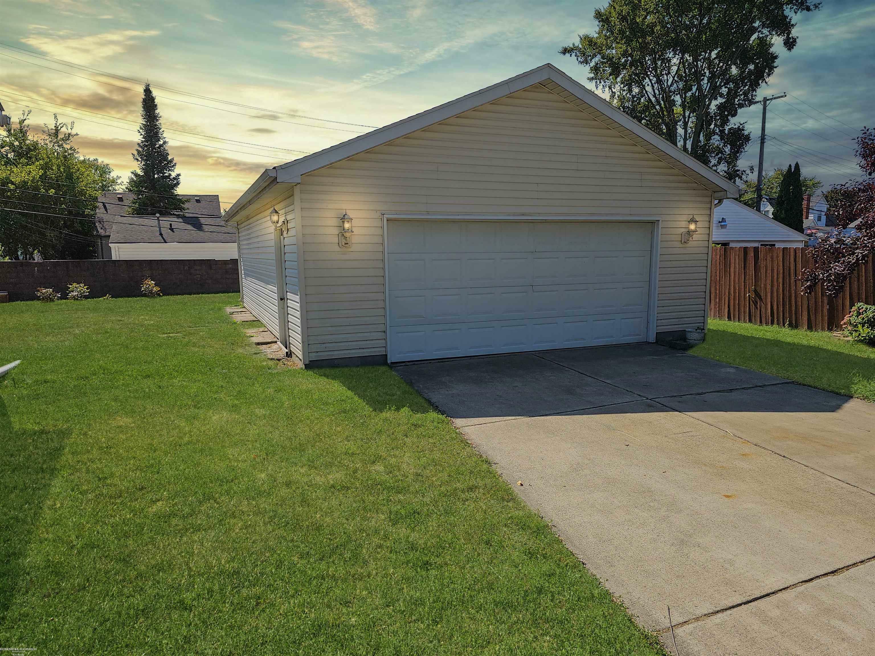 Property Photo:  1764 Maple Lane  MI 48030 