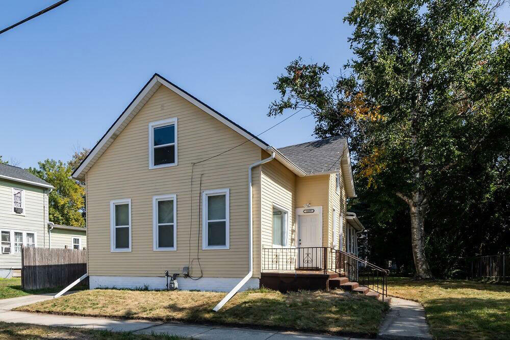 Property Photo:  1609 Saint Clair St  WI 53402 