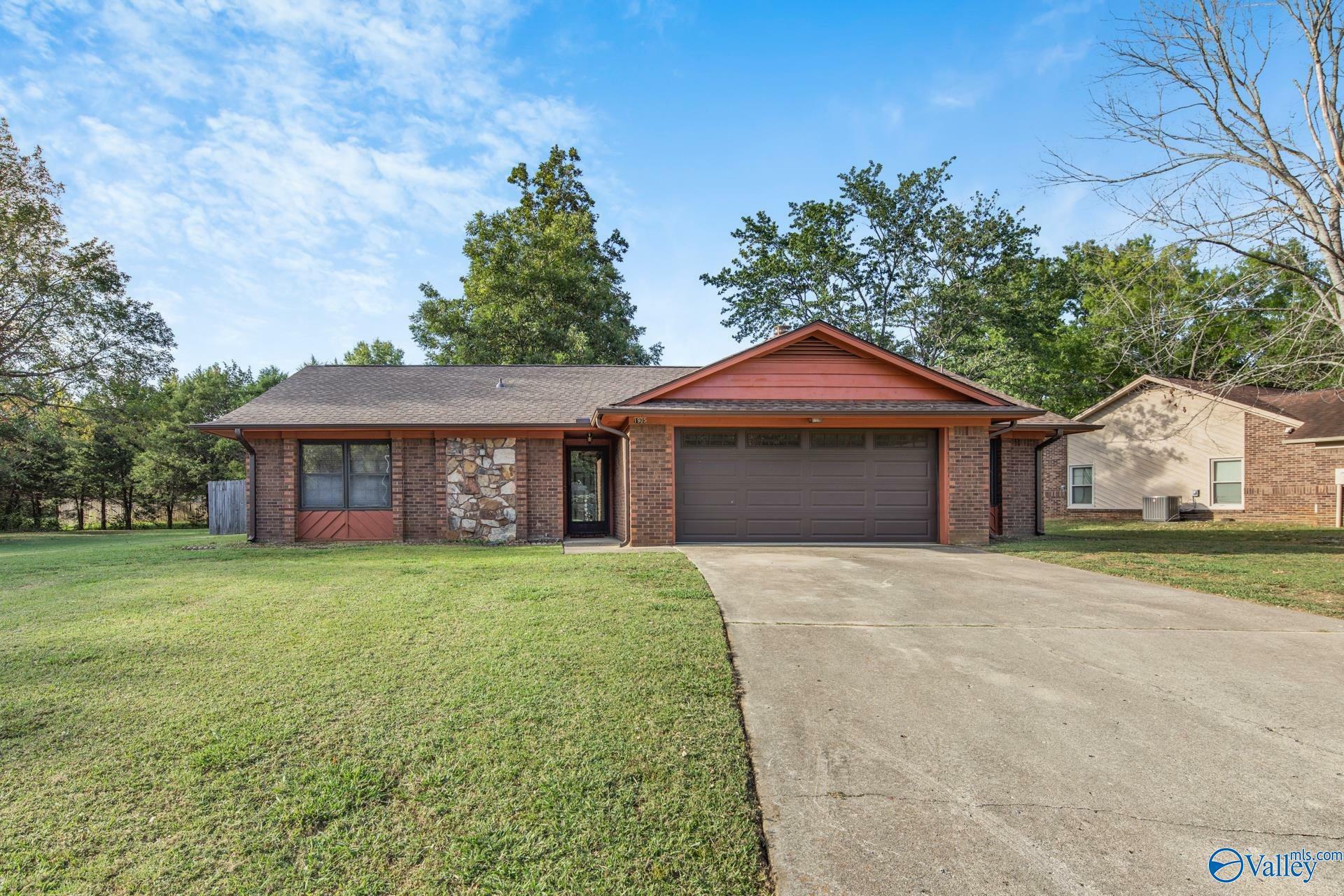 Property Photo:  1905 Spanish Oaks Drive  AL 35803 