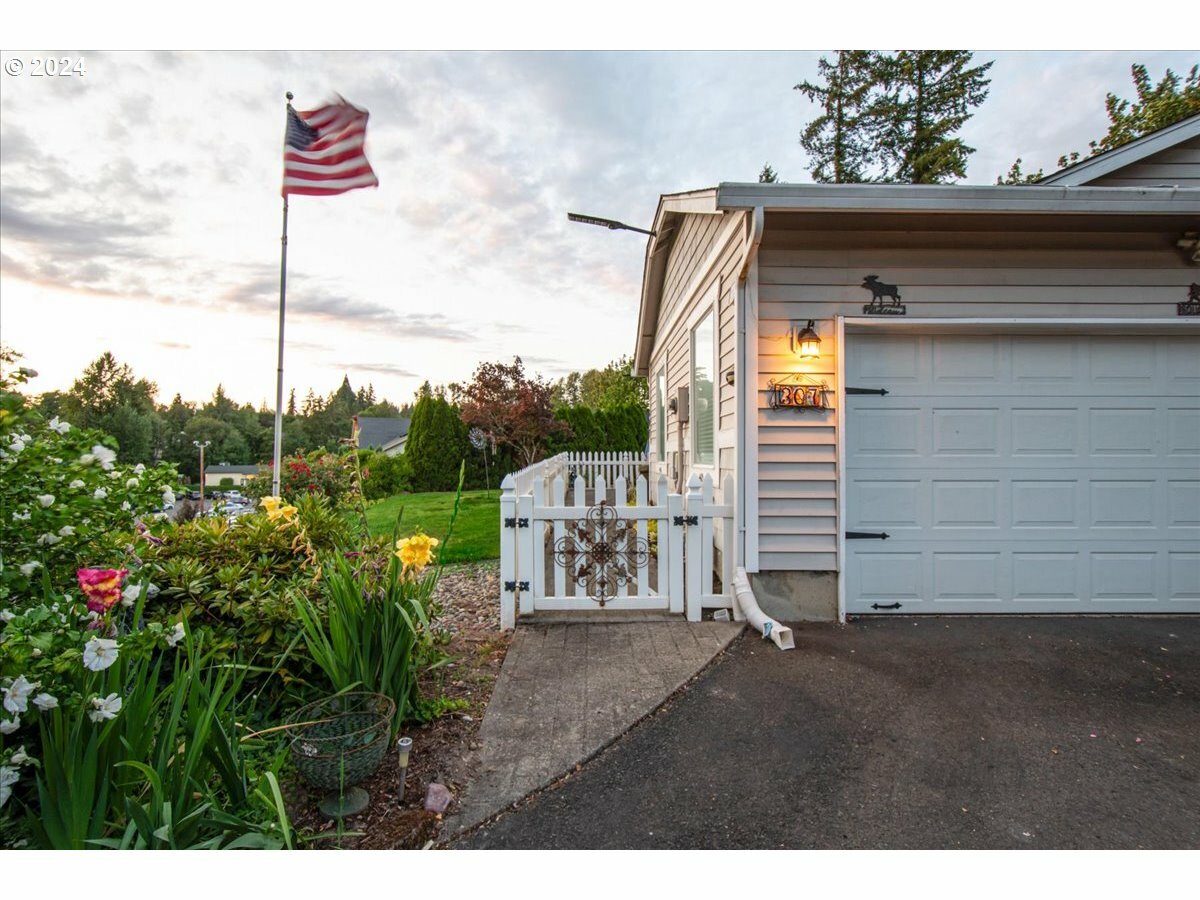 Property Photo:  307 W 3rd Ct  WA 98629 