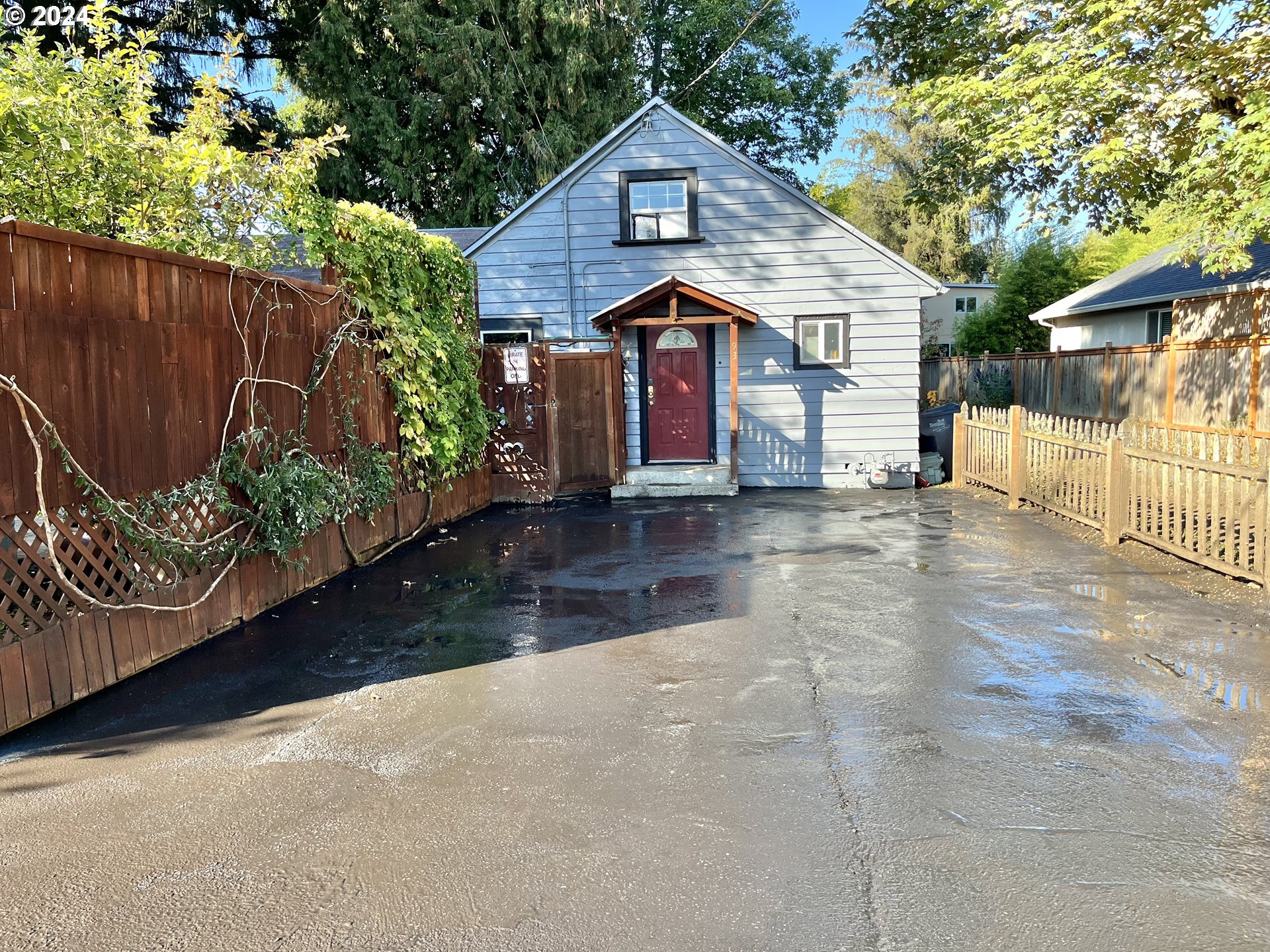 Property Photo: 93 E Hillcrest Dr OR 97404