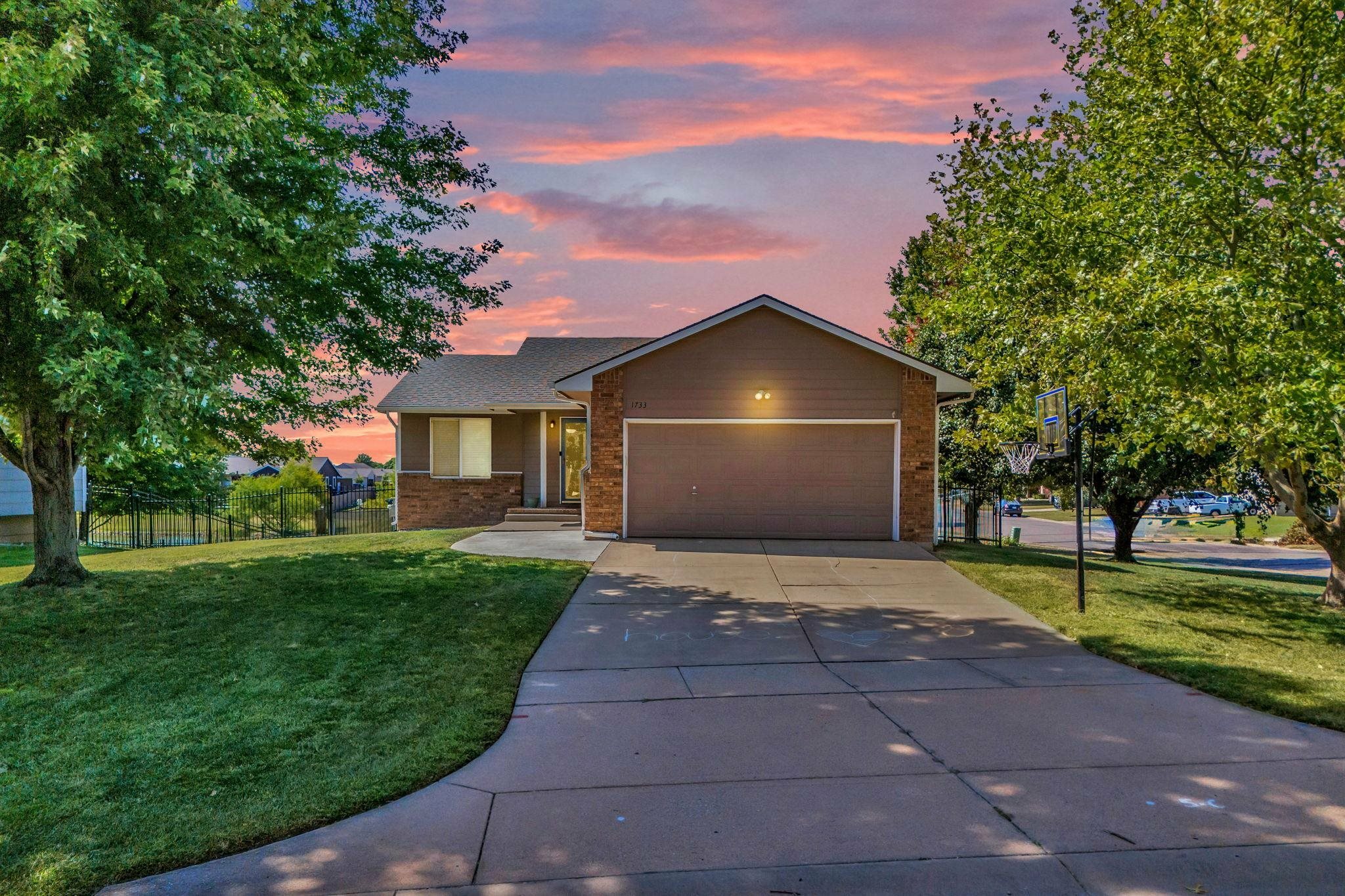 Property Photo:  1733 N Blue Ridge Ct  KS 67110-9258 