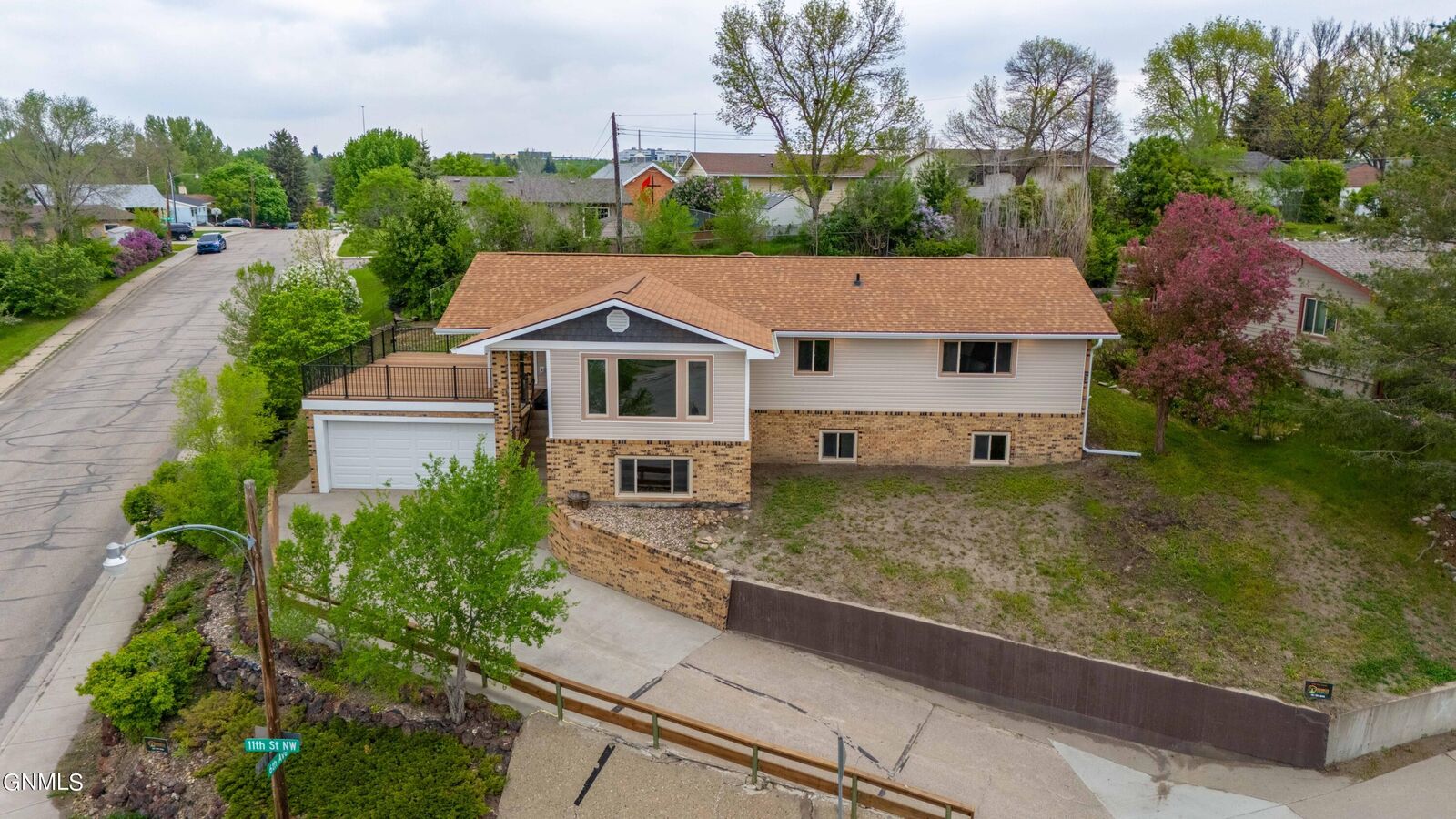 Property Photo:  610 11th Street NW  ND 58554 