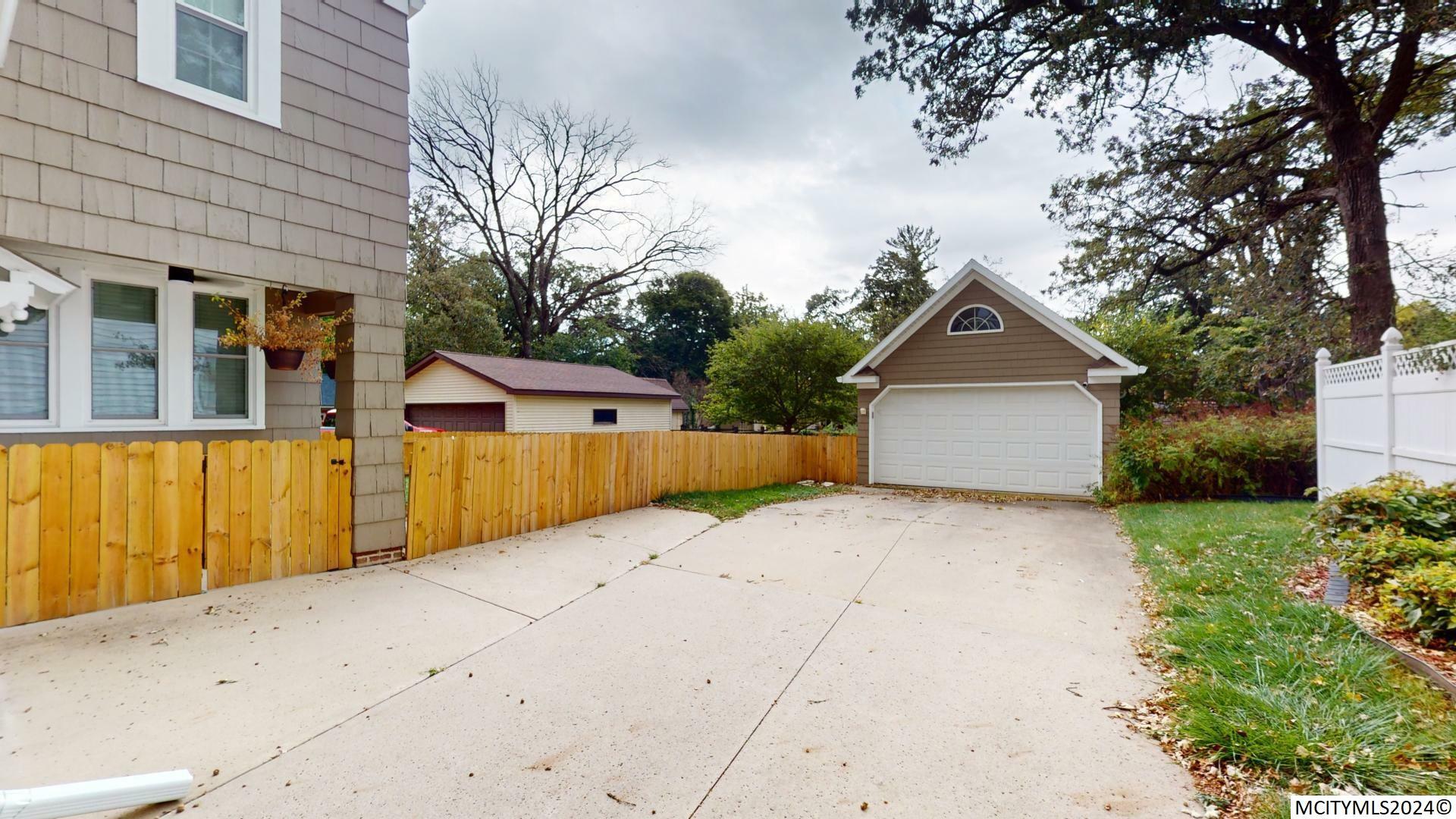 Property Photo:  647 9th NE  IA 50401 