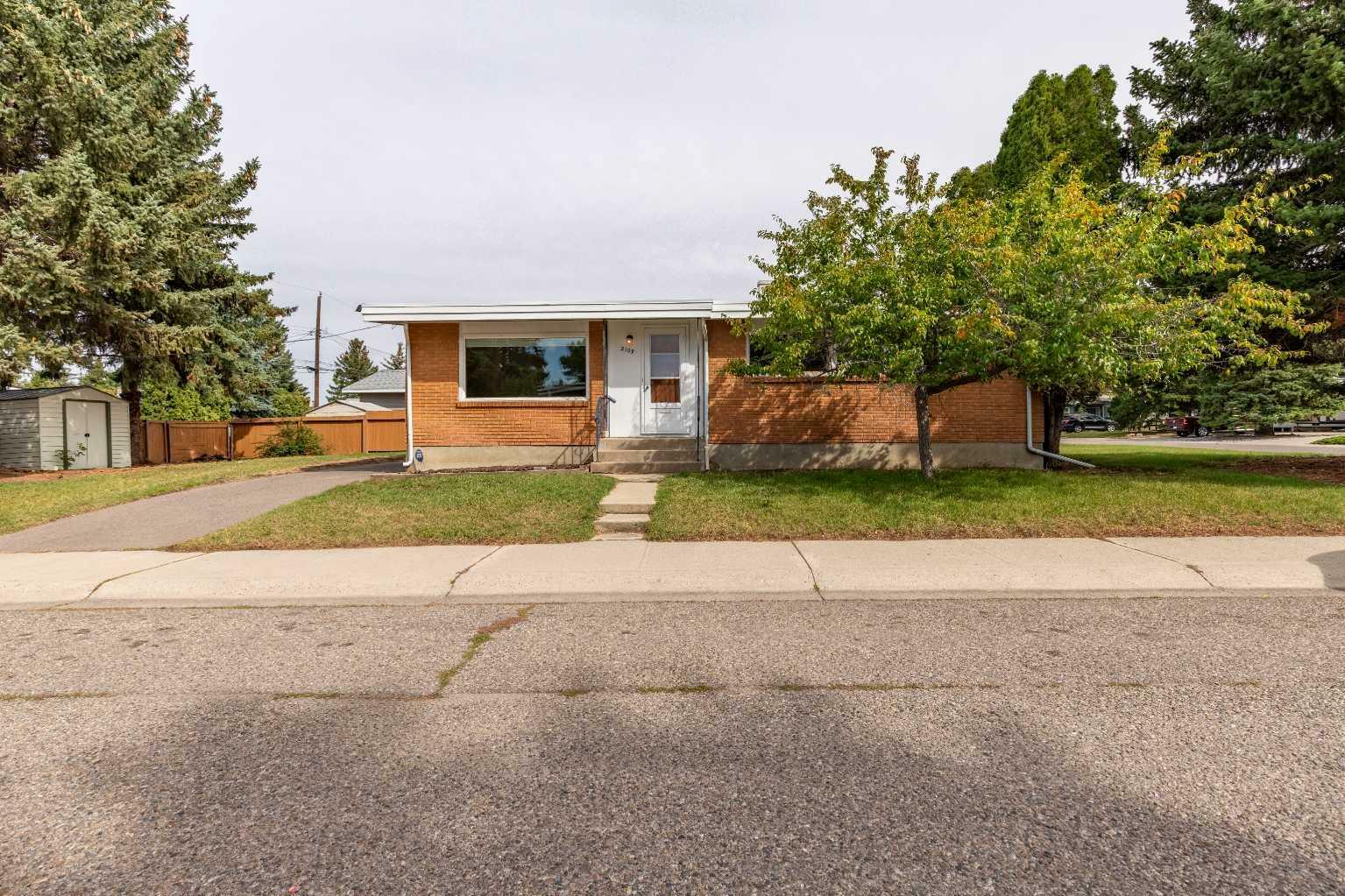 Property Photo:  2109 26 Street S  AB T1K 2P1 