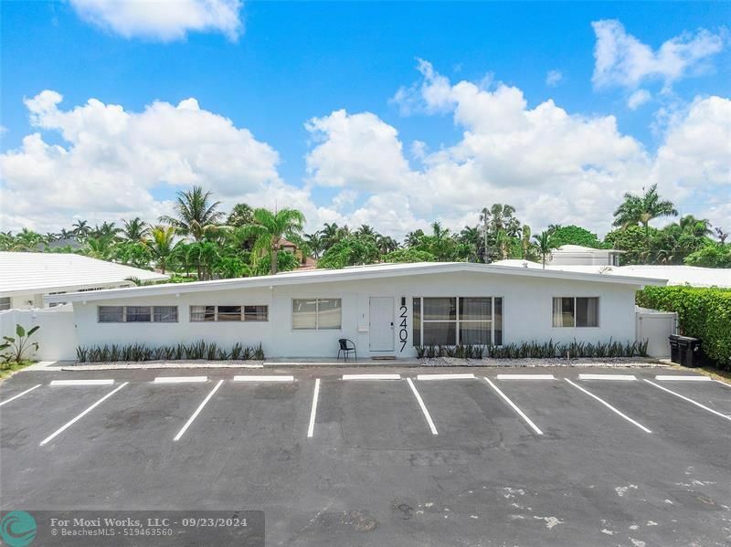 Property Photo:  2407 NE 33rd Ave  FL 33305 