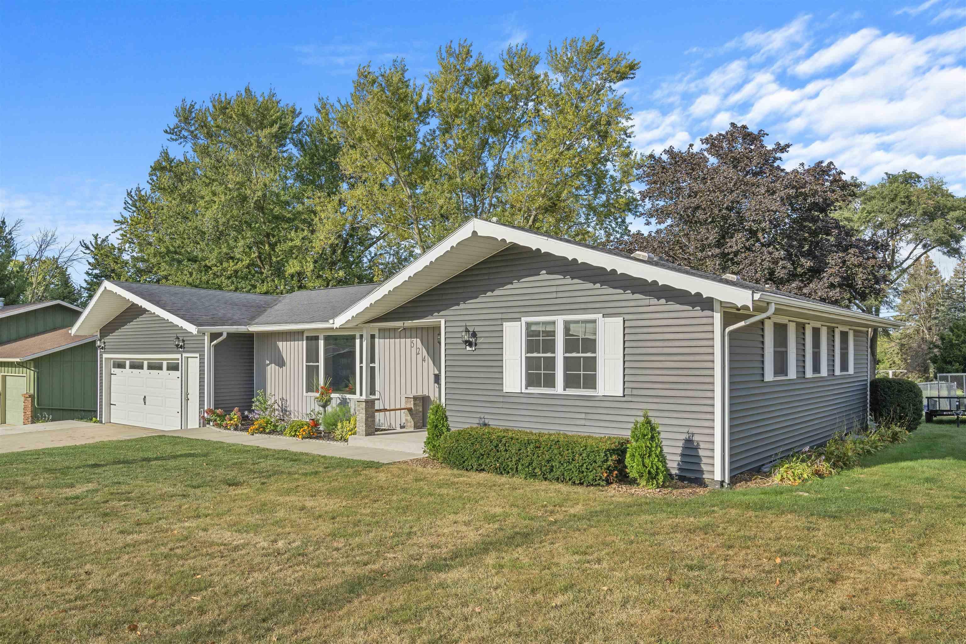 Property Photo:  524 8th Ave NE  IA 50662 