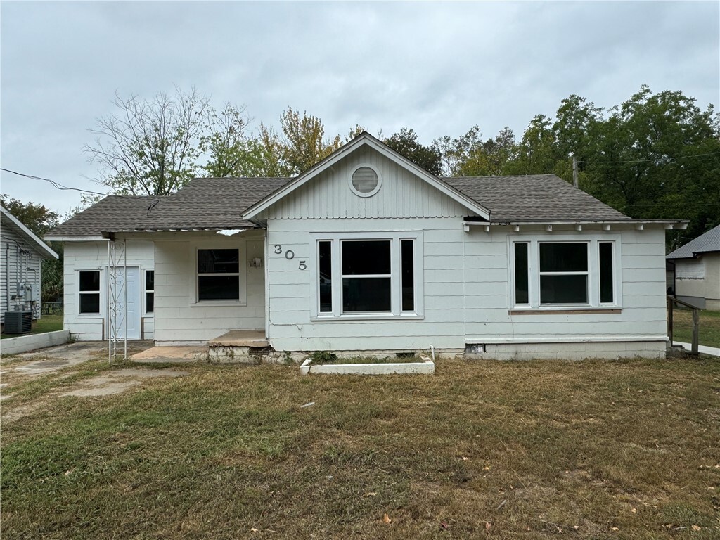 Property Photo:  305 E Franklin Street  AR 72761 