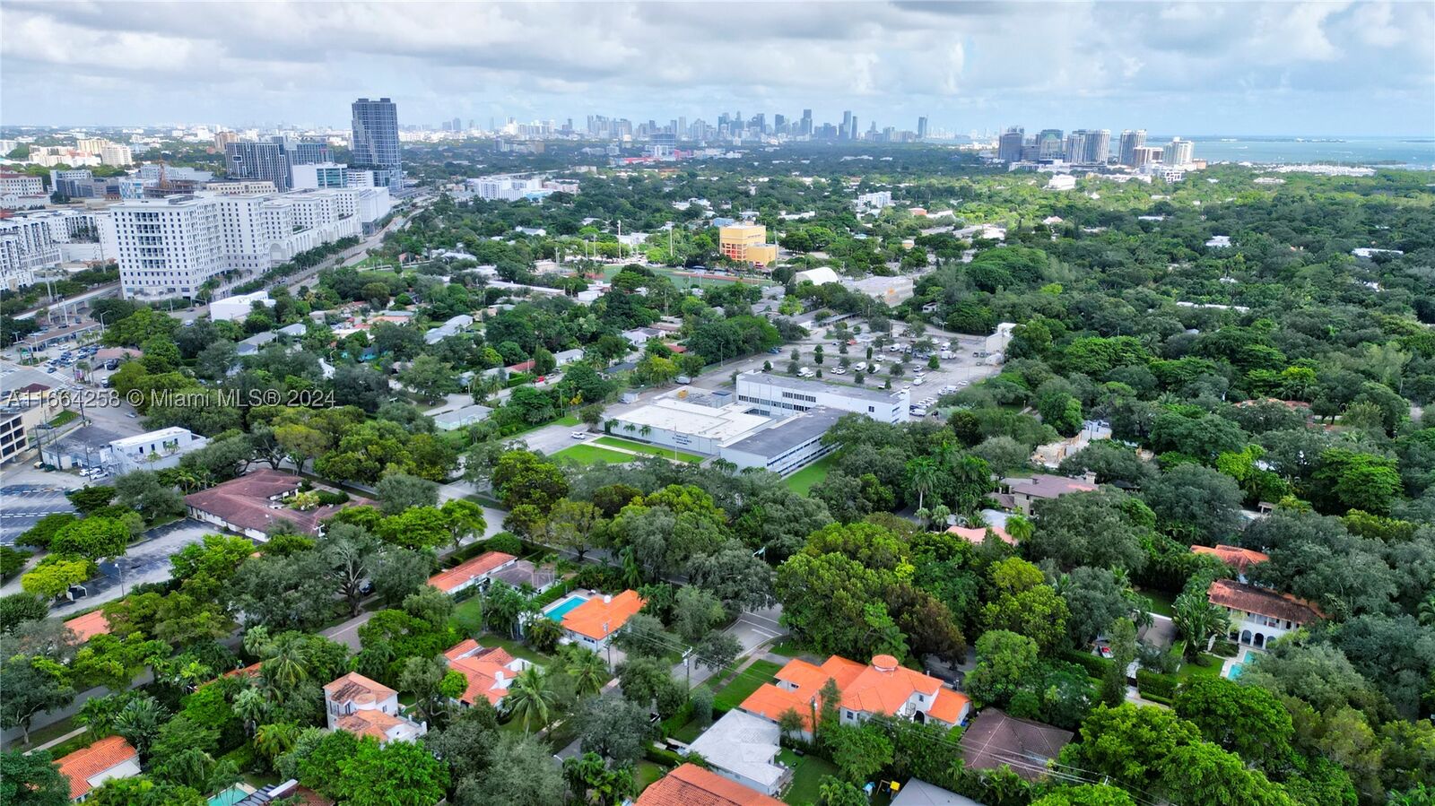 Property Photo: 400 Amalfi Ave FL 33146