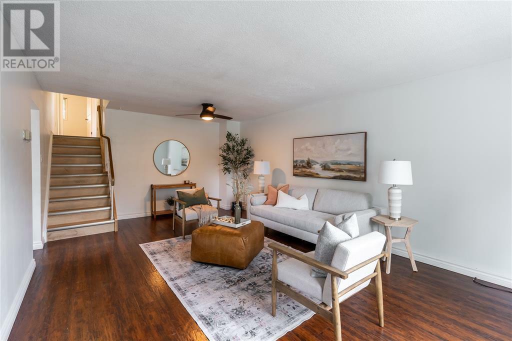 Photo de la propriété:  547 Nassau Crescent  ON N7S 4H8 