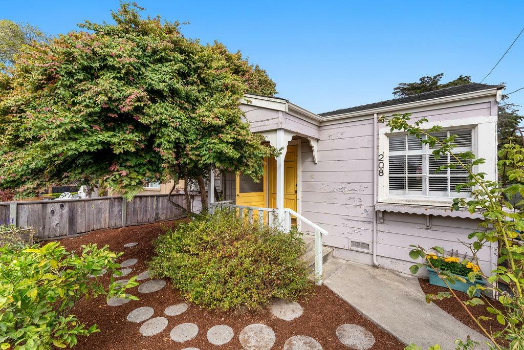 Property Photo:  208 Laguna Street  CA 95060 