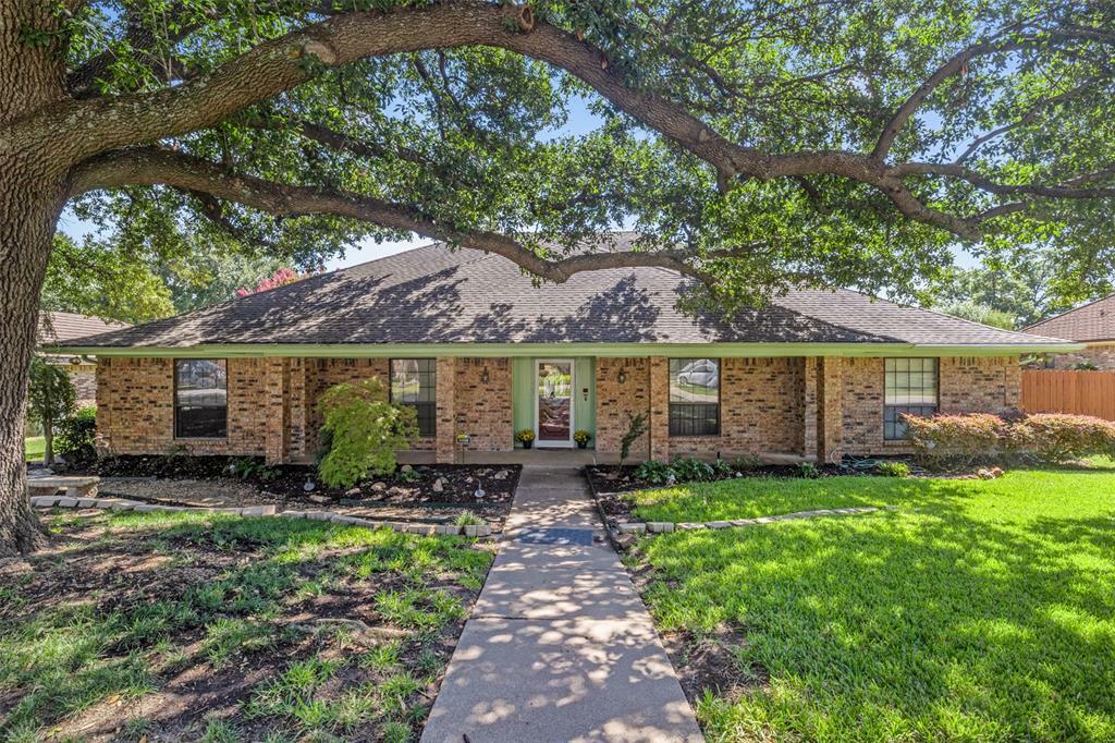 Property Photo:  1716 Hampton Court  TX 76021 