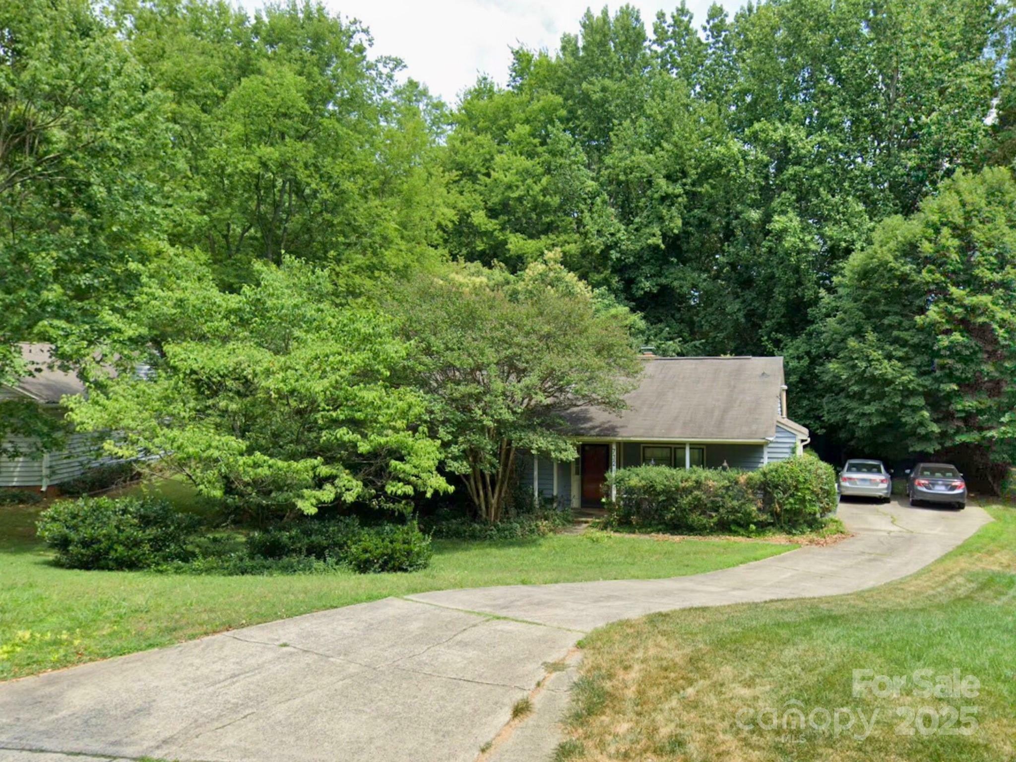 Property Photo: 732 Shawnee Drive NC 28209