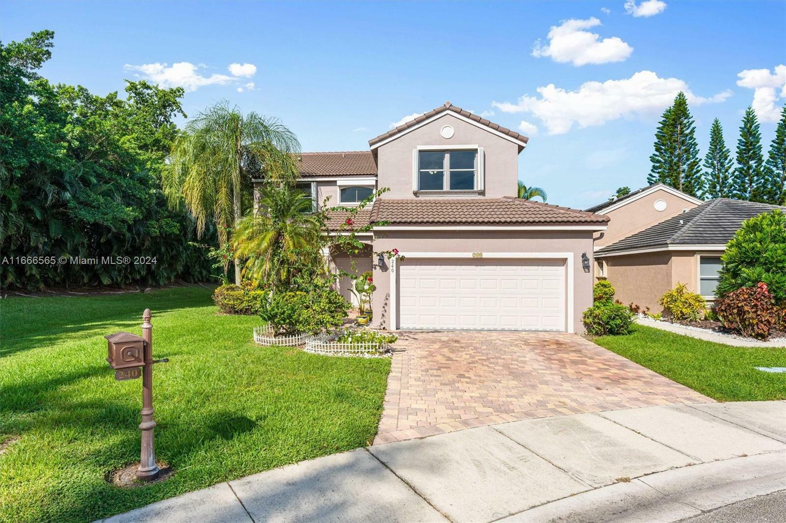 Property Photo:  240 E Bayridge Dr  FL 33326 