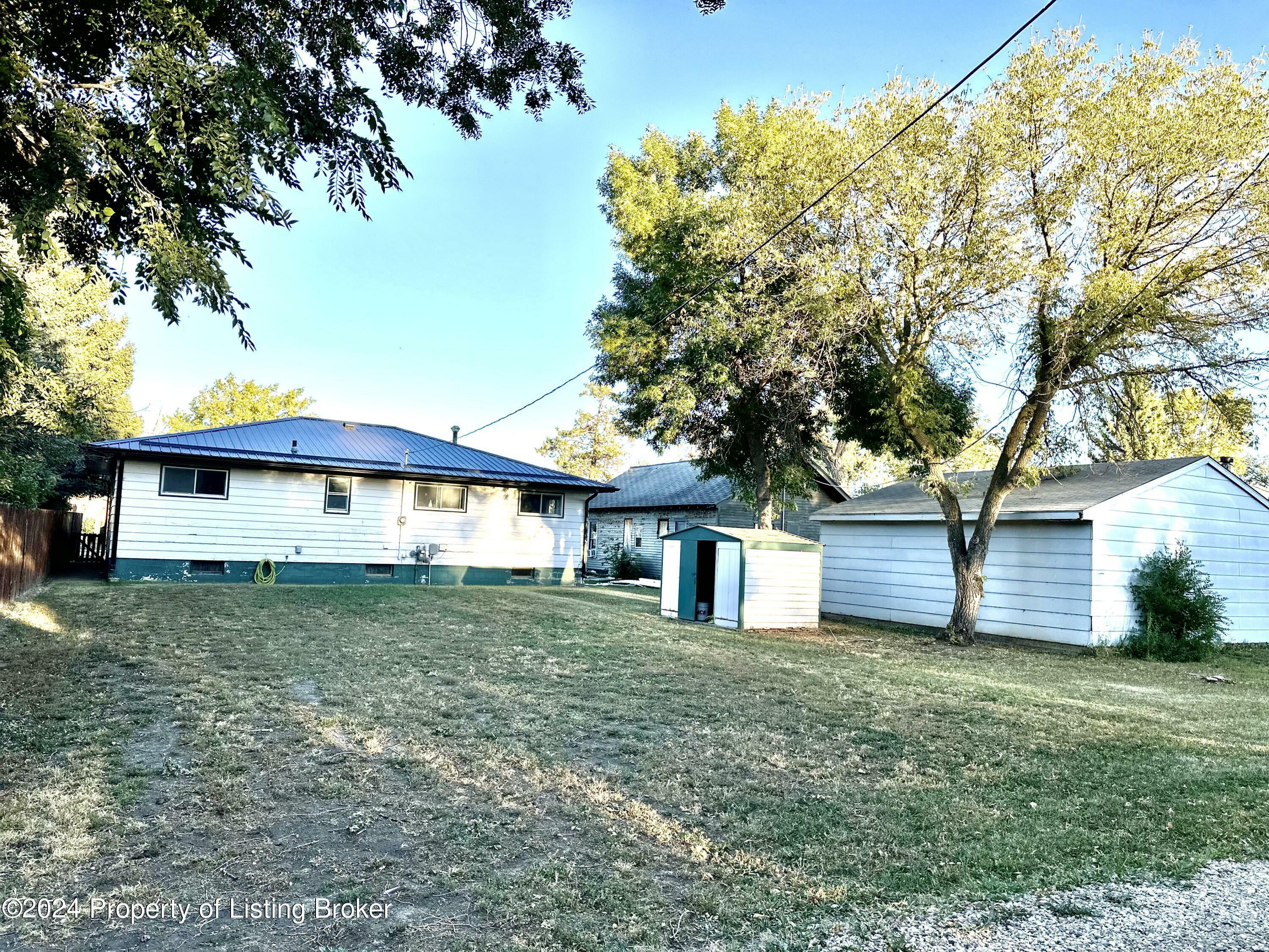 Property Photo:  922 2nd Avenue E  ND 58647 