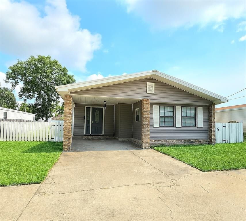 Property Photo: 605 E First Street LA 70037