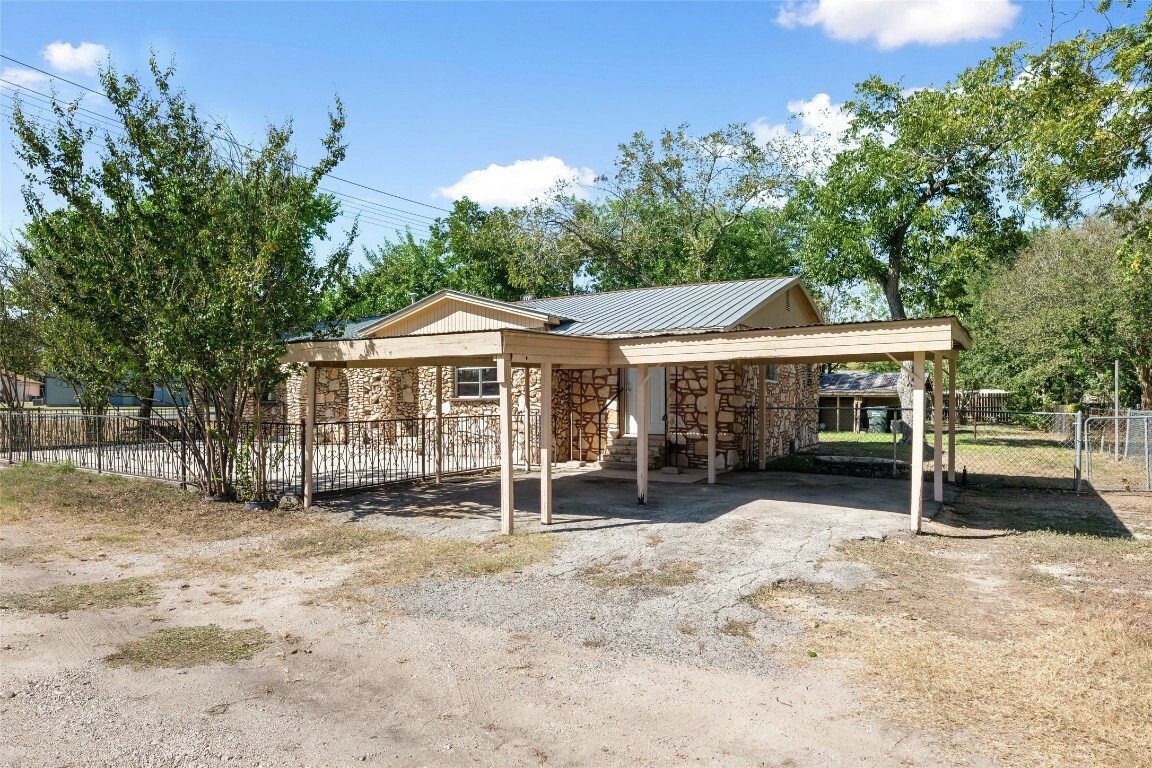 Property Photo:  112 Selvera Street  TX 78640 