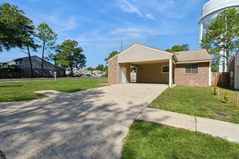 Property Photo:  201 Bartonwood Court  FL 32578 