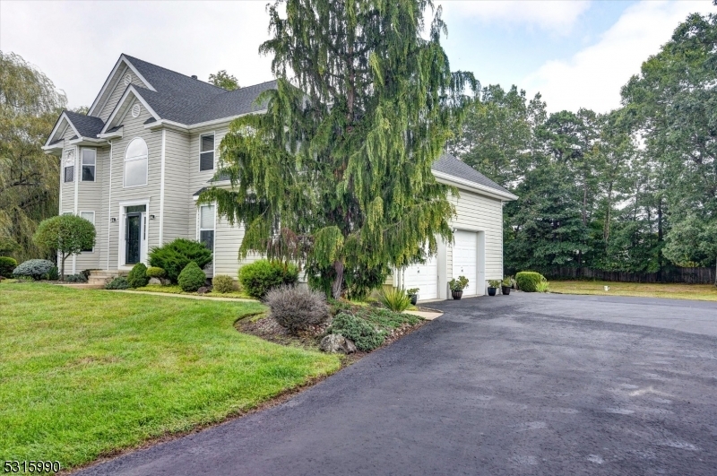 Property Photo:  3 Meadowlark Ct  NJ 08527 